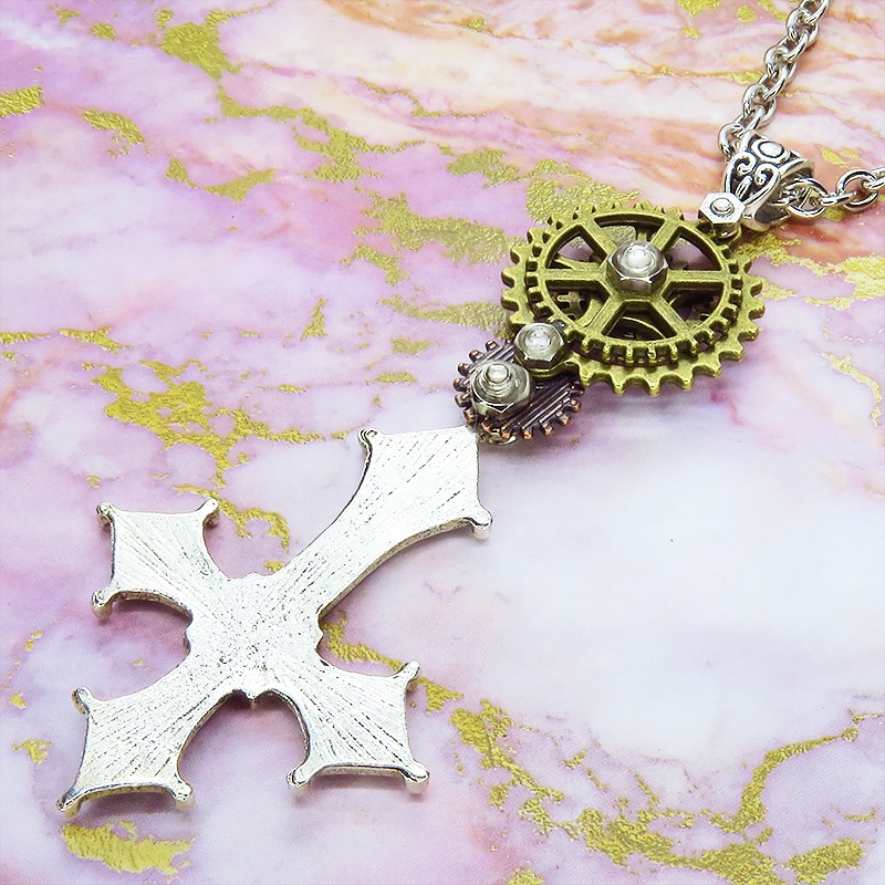 アンティークシルバー 歯車とロザリオの多層構造スチームパンクネックレス ネジ留め可動 レジン加工 長さ調整可