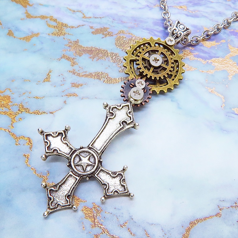 アンティークシルバー 歯車とロザリオの多層構造スチームパンクネックレス ネジ留め可動 レジン加工 長さ調整可
