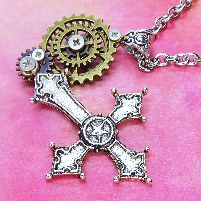 アンティークシルバー 歯車とロザリオの多層構造スチームパンクネックレス ネジ留め可動 レジン加工 長さ調整可