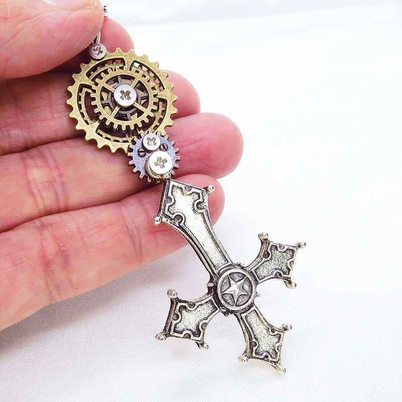 アンティークシルバー 歯車とロザリオの多層構造スチームパンクネックレス ネジ留め可動 レジン加工 長さ調整可