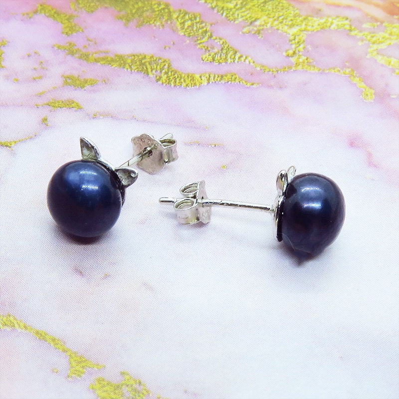 シルバー925 シンプルにさり気なく大人可愛いブラックパールの猫耳パールピアス 淡水パール