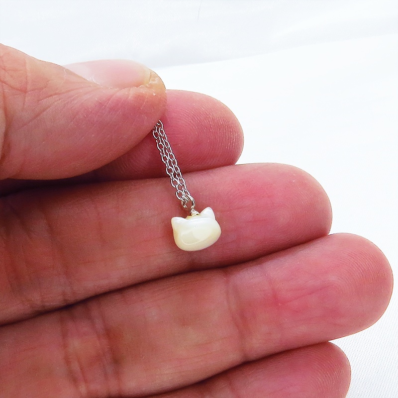 シルバー925 猫モチーフ ホワイトマザーオブパール 白蝶貝(ホワイトシェル)の猫ネックレス