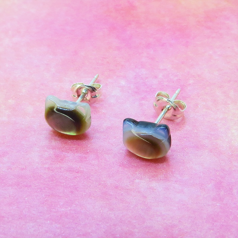 シルバー925 猫モチーフ ブラックマザーオブパール 黒蝶貝(ブラックシェル)の猫ピアス スタッドピアス