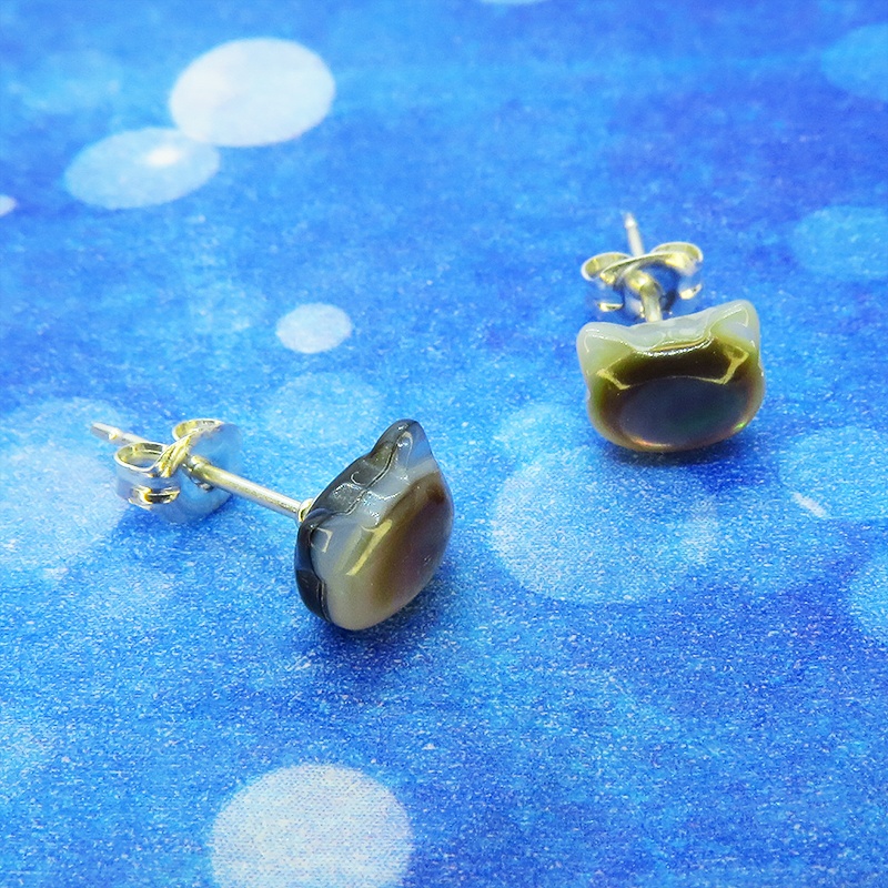 シルバー925 猫モチーフ ブラックマザーオブパール 黒蝶貝(ブラックシェル)の猫ピアス スタッドピアス