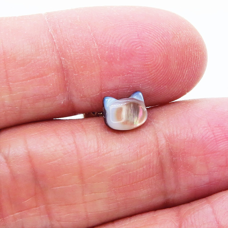 シルバー925 猫モチーフ ブラックマザーオブパール 黒蝶貝(ブラックシェル)の猫ピアス スタッドピアス