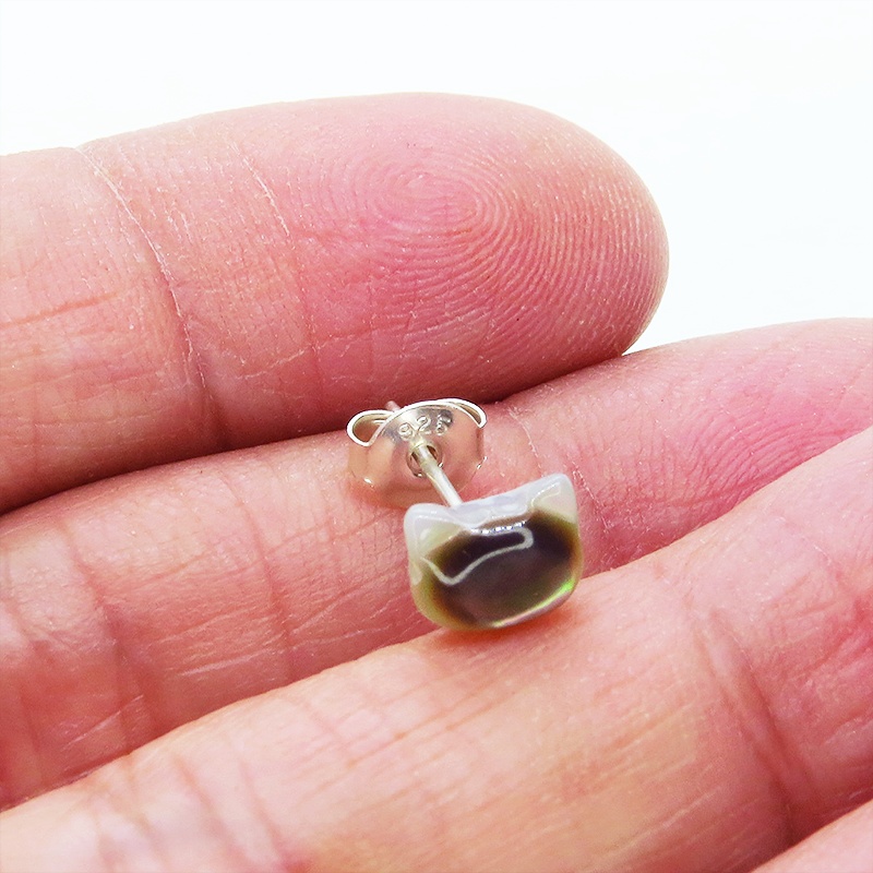 シルバー925 猫モチーフ ブラックマザーオブパール 黒蝶貝(ブラックシェル)の猫ピアス スタッドピアス