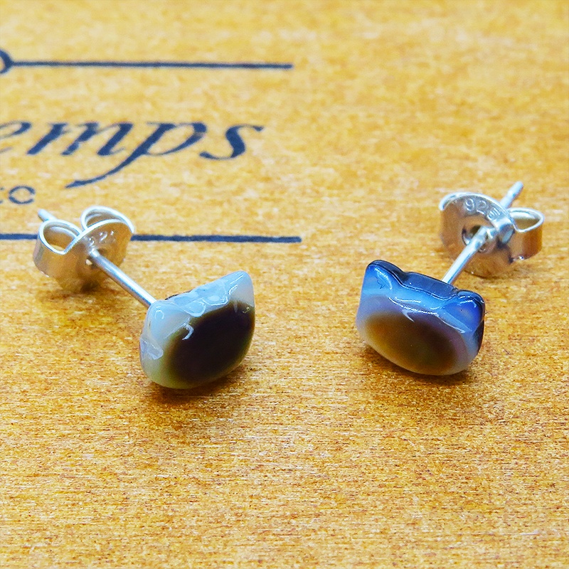 シルバー925 猫モチーフ ブラックマザーオブパール 黒蝶貝(ブラックシェル)の猫ピアス スタッドピアス