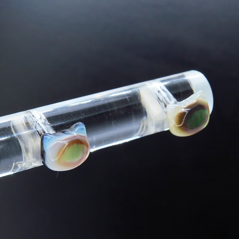 シルバー925 猫モチーフ ブラックマザーオブパール 黒蝶貝(ブラックシェル)の猫ピアス スタッドピアス