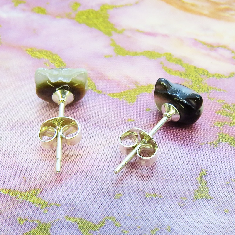 シルバー925 猫モチーフ ブラックマザーオブパール 黒蝶貝(ブラックシェル)の猫ピアス スタッドピアス