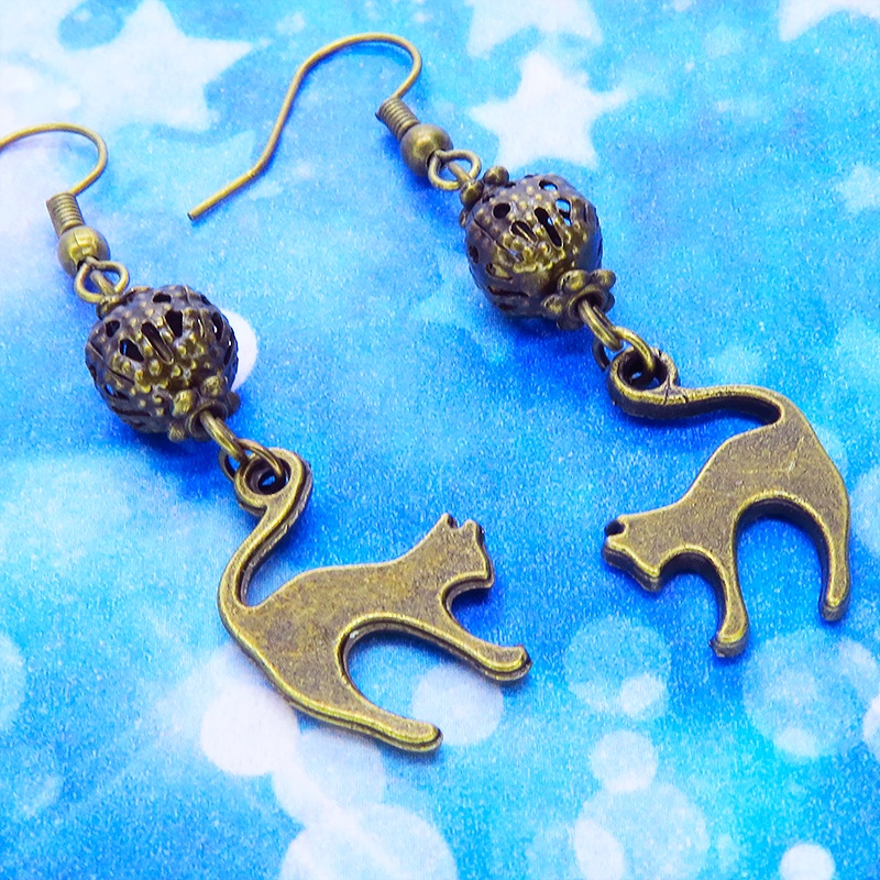 アンティークカラーの跳ね猫モチーフとメタルビーズのシンプルなピアス イヤリング