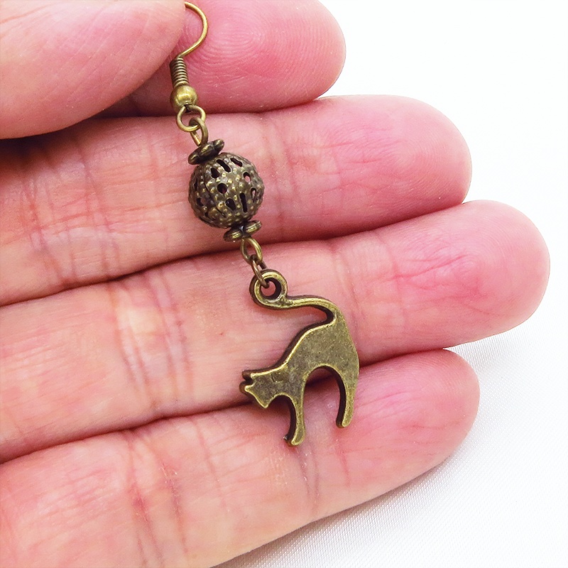 アンティークカラーの跳ね猫モチーフとメタルビーズのシンプルなピアス イヤリング