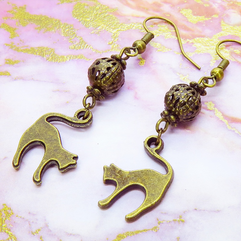アンティークカラーの跳ね猫モチーフとメタルビーズのシンプルなピアス イヤリング