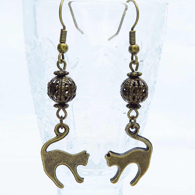 アンティークカラーの跳ね猫モチーフとメタルビーズのシンプルなピアス イヤリング