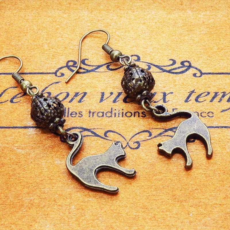 アンティークカラーの跳ね猫モチーフとメタルビーズのシンプルなピアス イヤリング