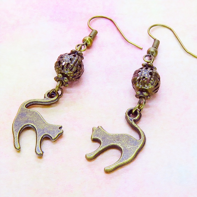 アンティークカラーの跳ね猫モチーフとメタルビーズのシンプルなピアス イヤリング