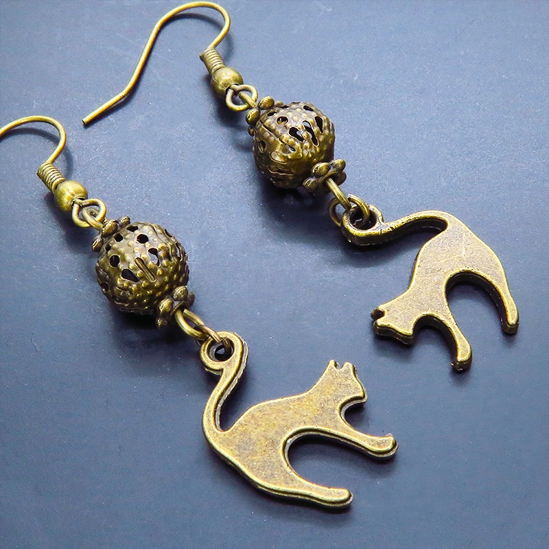 アンティークカラーの跳ね猫モチーフとメタルビーズのシンプルなピアス イヤリング