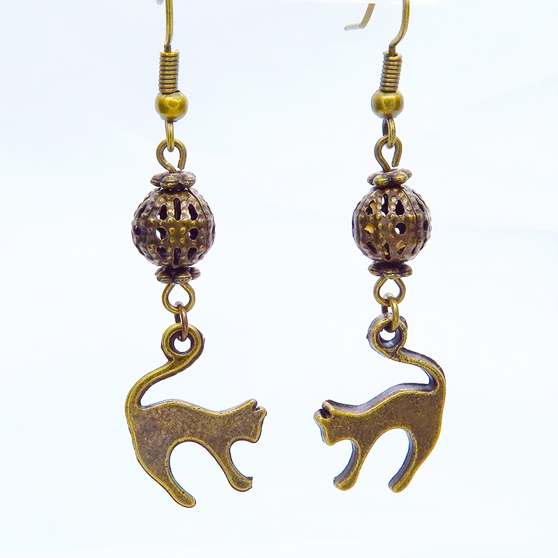 アンティークカラーの跳ね猫モチーフとメタルビーズのシンプルなピアス イヤリング