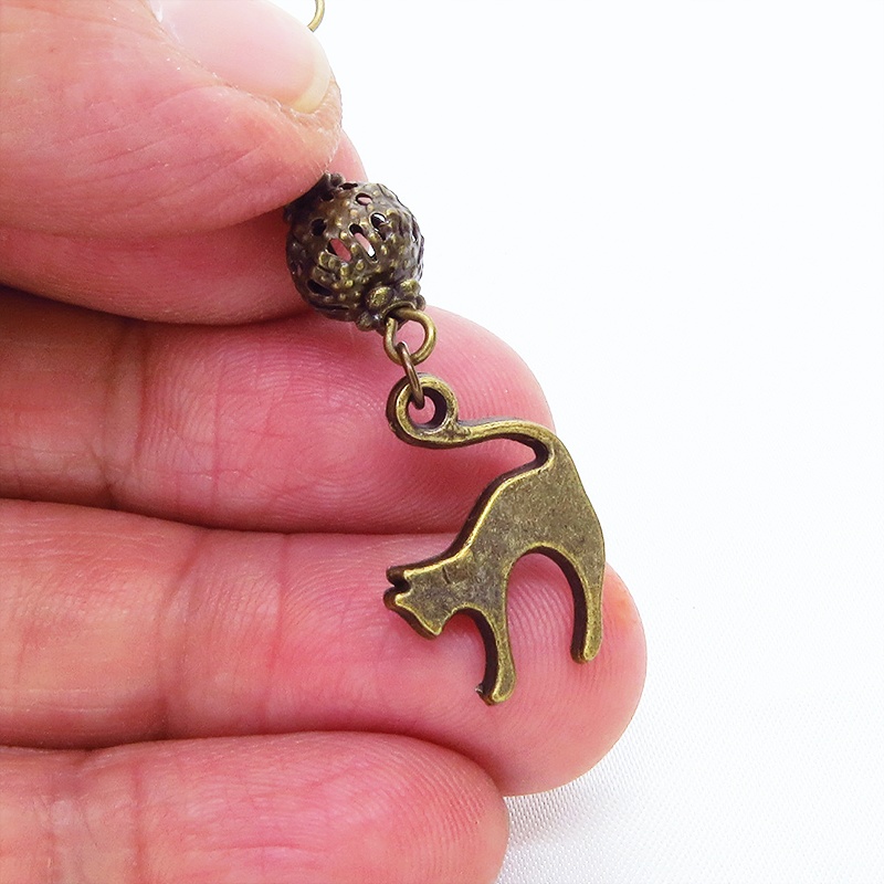 アンティークカラーの跳ね猫モチーフとメタルビーズのシンプルなピアス イヤリング