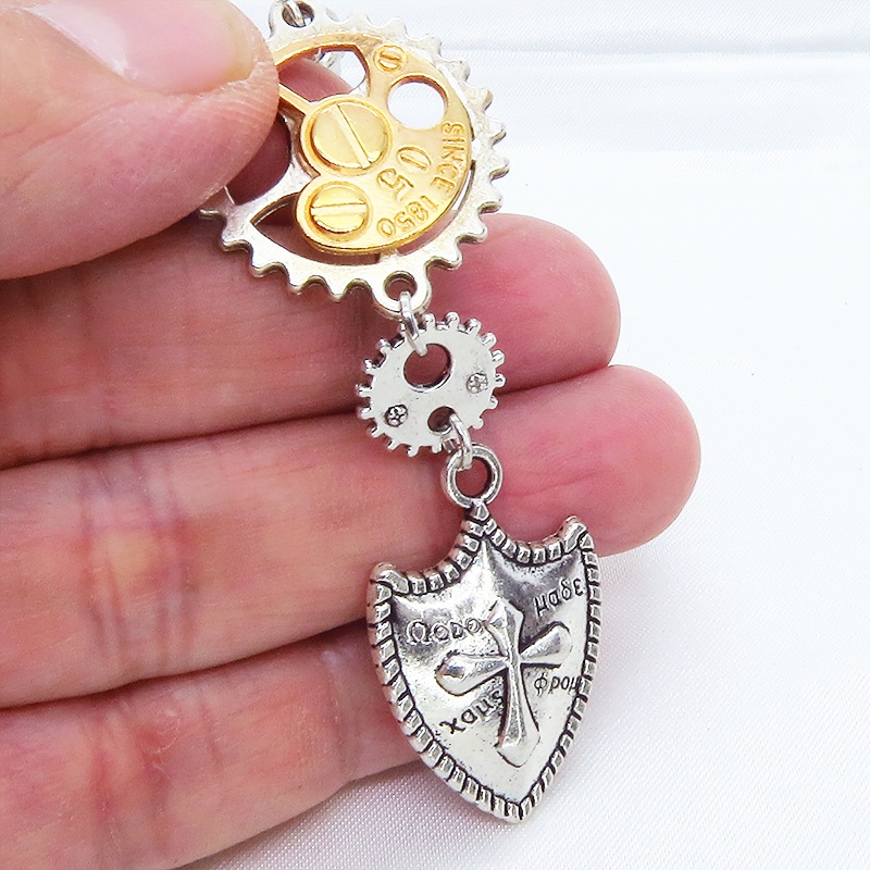 スチームパンク風アンティークシルバーの歯車と盾のキーホルダー チャーム ファスナーチャーム バッグチャーム