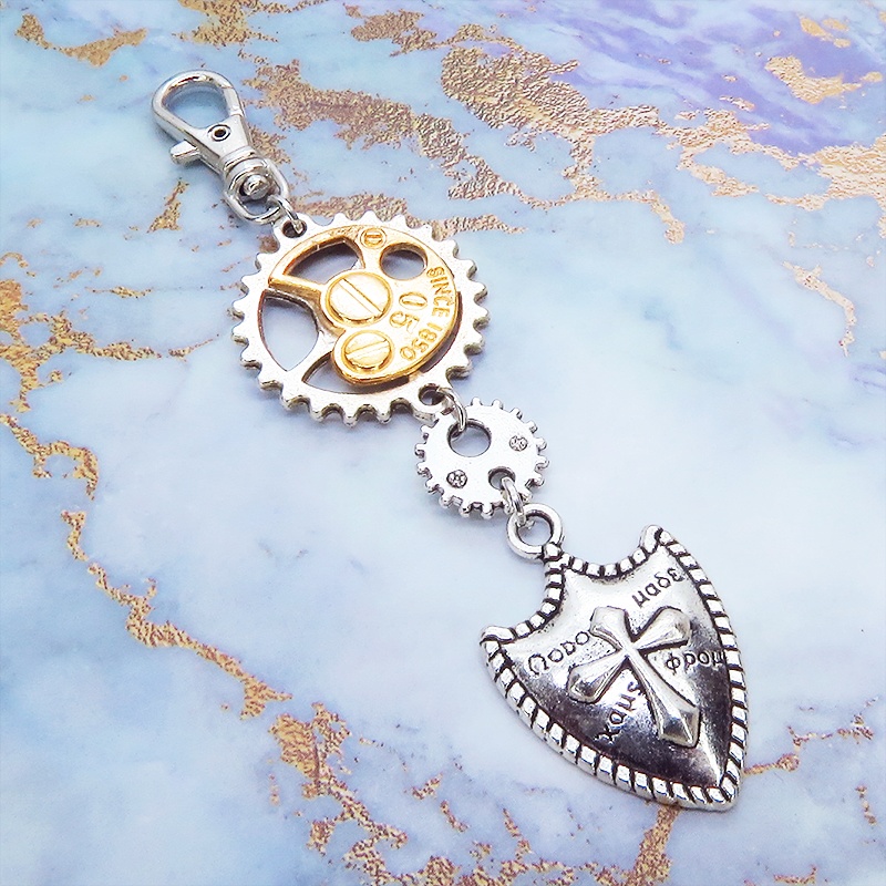 スチームパンク風アンティークシルバーの歯車と盾のキーホルダー チャーム ファスナーチャーム バッグチャーム
