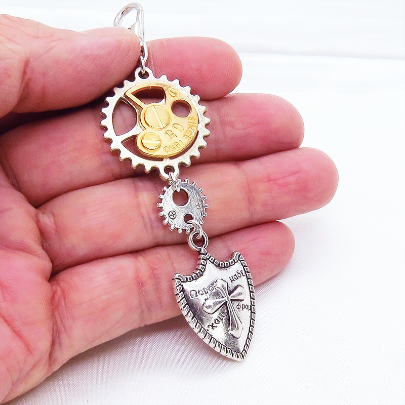 スチームパンク風アンティークシルバーの歯車と盾のキーホルダー チャーム ファスナーチャーム バッグチャーム
