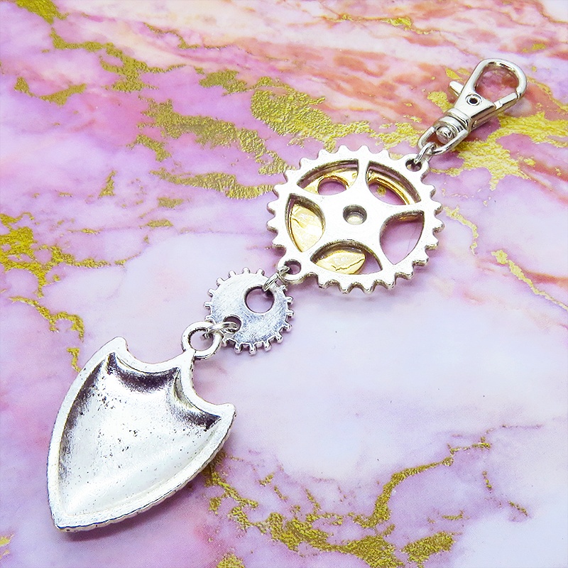 スチームパンク風アンティークシルバーの歯車と盾のキーホルダー チャーム ファスナーチャーム バッグチャーム