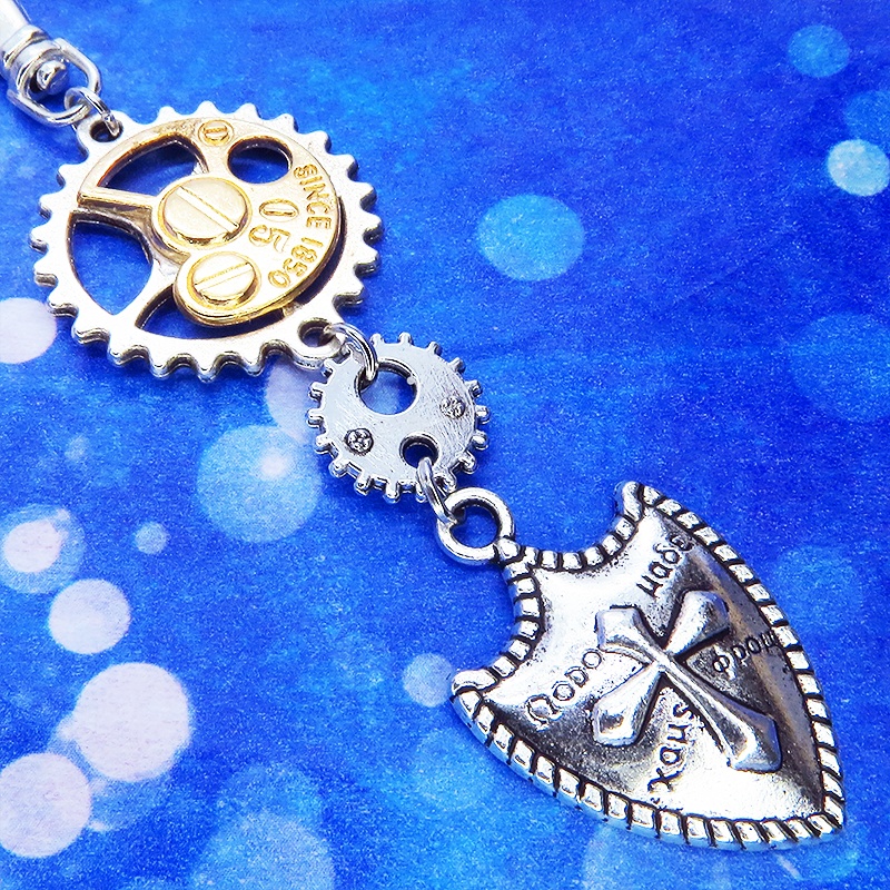 スチームパンク風アンティークシルバーの歯車と盾のキーホルダー チャーム ファスナーチャーム バッグチャーム
