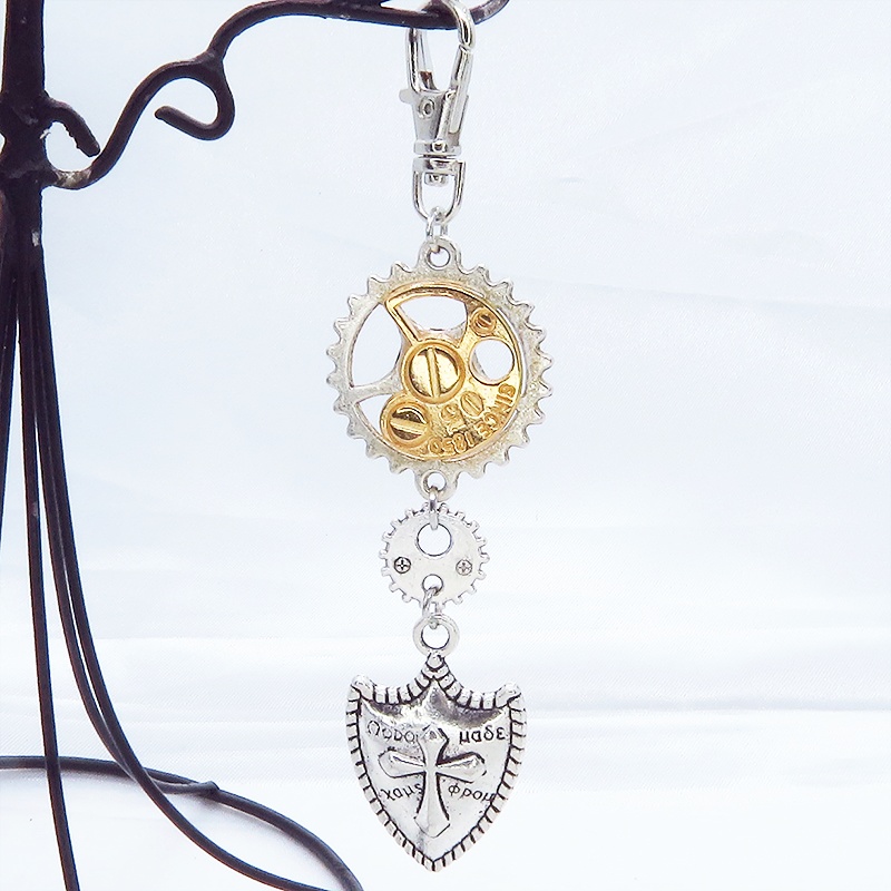 スチームパンク風アンティークシルバーの歯車と盾のキーホルダー チャーム ファスナーチャーム バッグチャーム
