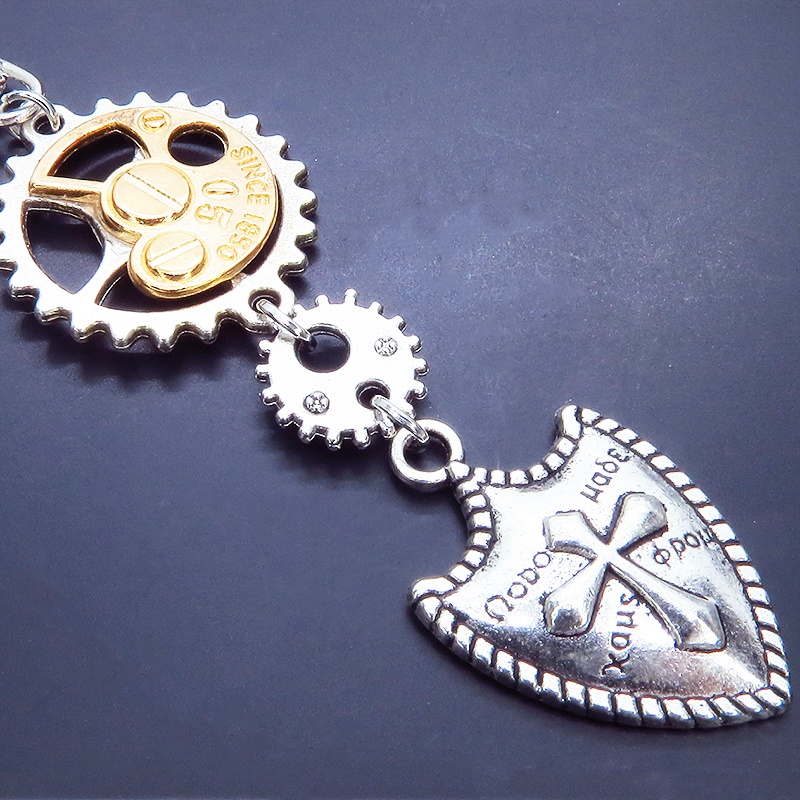 スチームパンク風アンティークシルバーの歯車と盾のキーホルダー チャーム ファスナーチャーム バッグチャーム