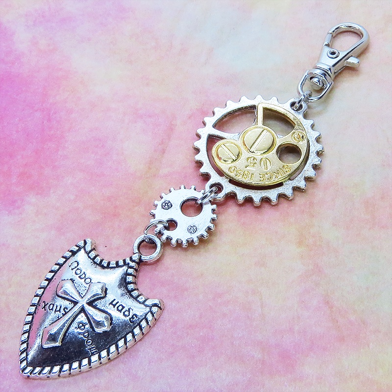 スチームパンク風アンティークシルバーの歯車と盾のキーホルダー チャーム ファスナーチャーム バッグチャーム