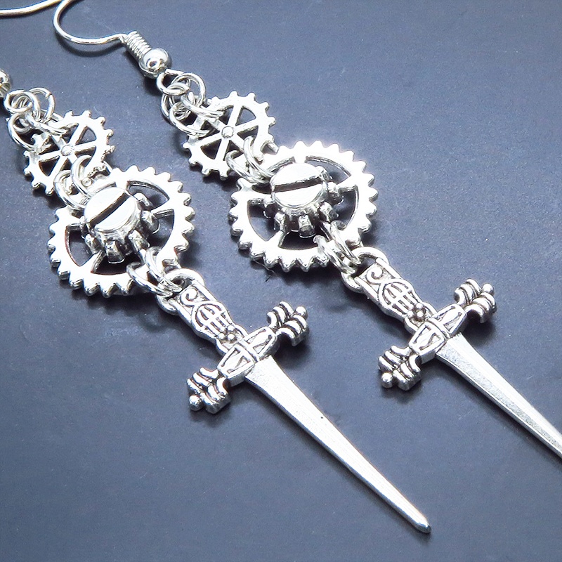 アンティークシルバー スチームパンク風ソード(剣)と歯車のスリムなロングピアス ゴシック パンク サージカル可