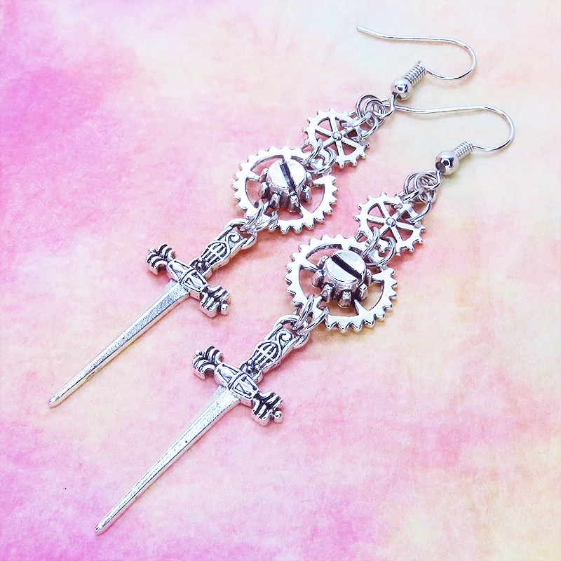 アンティークシルバー スチームパンク風ソード(剣)と歯車のスリムなロングピアス ゴシック パンク サージカル可