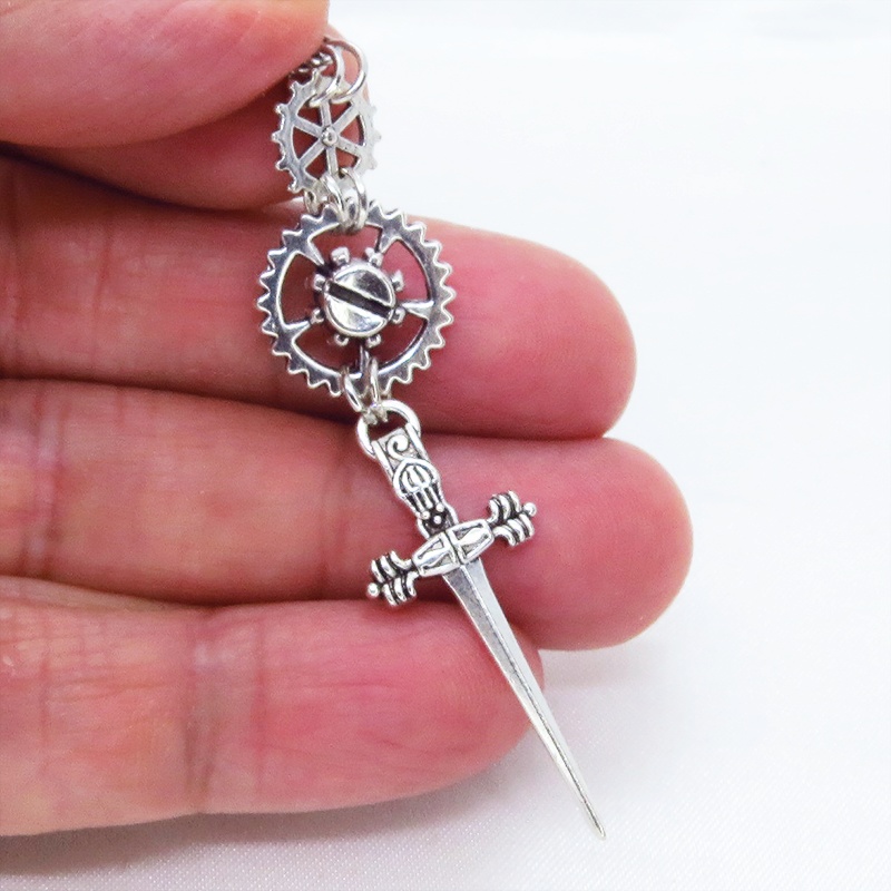 アンティークシルバー スチームパンク風ソード(剣)と歯車のスリムなロングピアス ゴシック パンク サージカル可