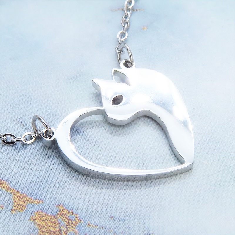 ステンレス製シルバーカラーの猫とハートを組合せた可愛いモチーフのネックレス オープンハートネックレス