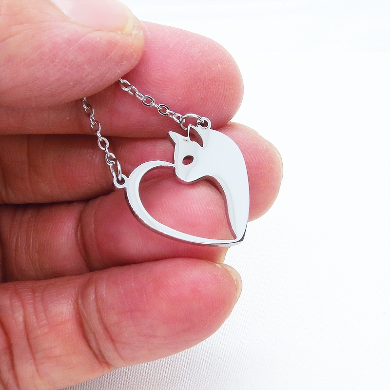 ステンレス製シルバーカラーの猫とハートを組合せた可愛いモチーフのネックレス オープンハートネックレス