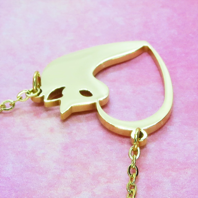 ステンレス製ゴールドカラーの猫とハートを組合せた可愛いモチーフのネックレス オープンハートネックレス