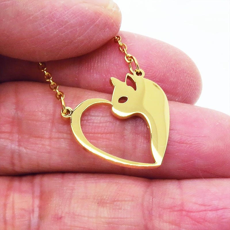 ステンレス製ゴールドカラーの猫とハートを組合せた可愛いモチーフのネックレス オープンハートネックレス