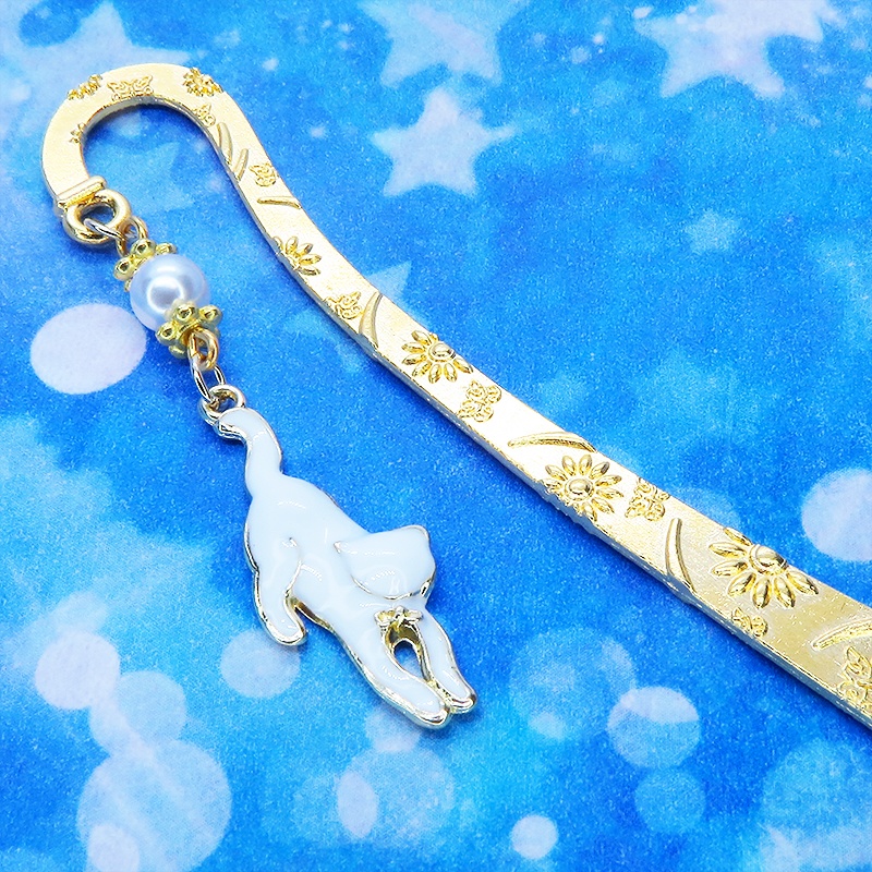 白猫モチーフとスワロフスキーパールの可愛いゴールドカラーのブックマーカー 栞 しおり 花柄模様