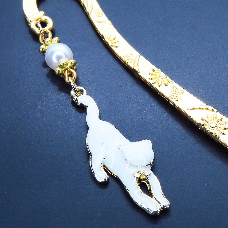 白猫モチーフとスワロフスキーパールの可愛いゴールドカラーのブックマーカー 栞 しおり 花柄模様