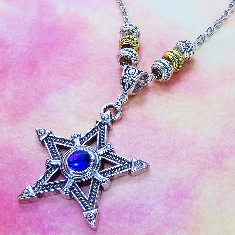 中心に蒼い輝きを持つペンタグラム(五芒星)のシルバーカラーネックレス パンク ロック ゴシック メタルビーズ