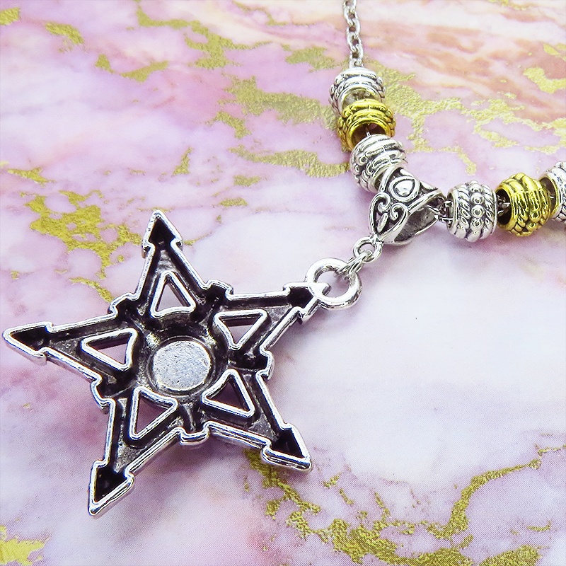 中心に蒼い輝きを持つペンタグラム(五芒星)のシルバーカラーネックレス パンク ロック ゴシック メタルビーズ