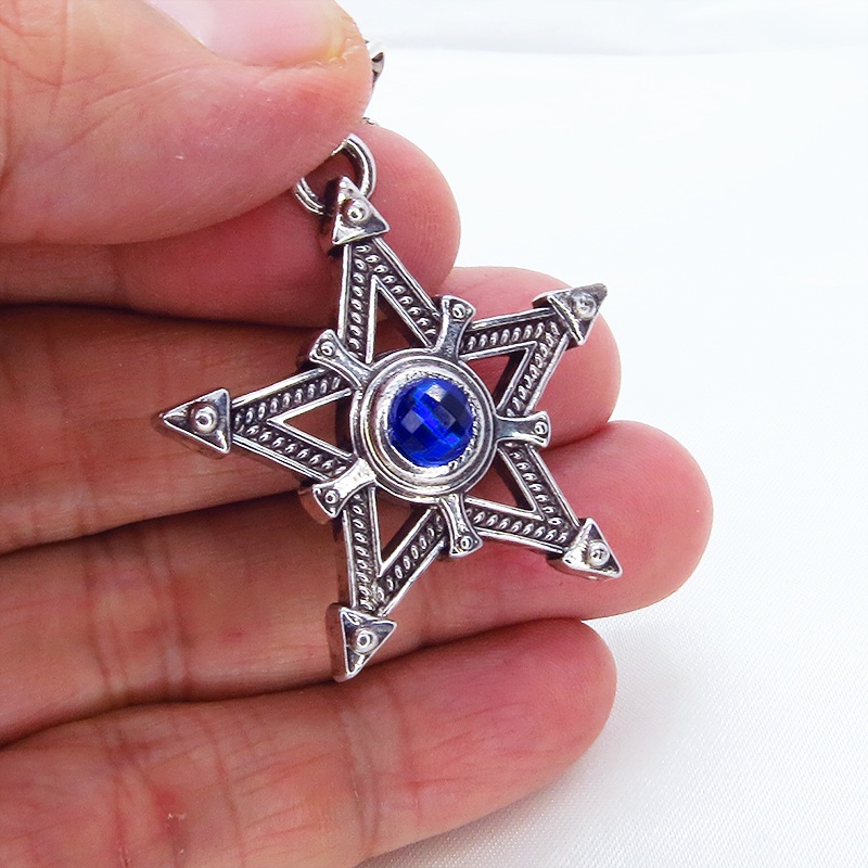中心に蒼い輝きを持つペンタグラム(五芒星)のシルバーカラーネックレス パンク ロック ゴシック メタルビーズ