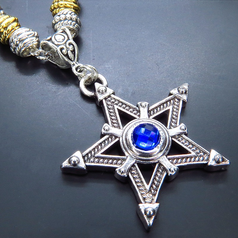 中心に蒼い輝きを持つペンタグラム(五芒星)のシルバーカラーネックレス パンク ロック ゴシック メタルビーズ