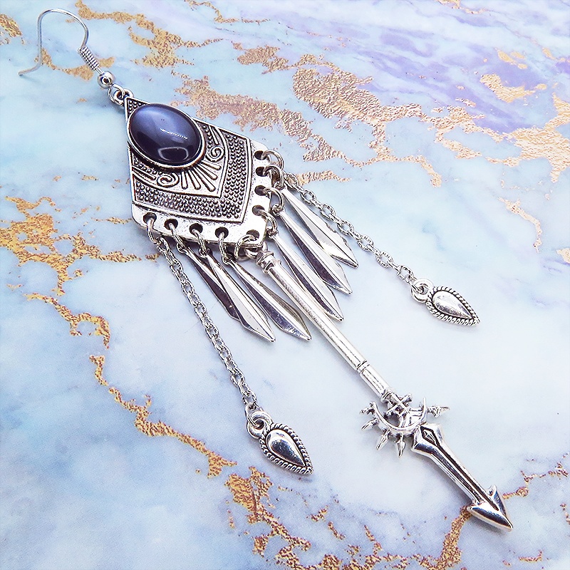 オリエンタル調ピアス ブラックキャッツアイ(猫目石)とメタルタッセルとスピアーのロングピアス 槍 太刀 ゴシック サージカル可