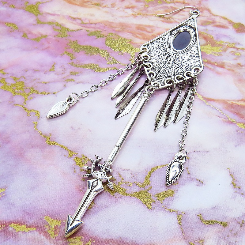 オリエンタル調ピアス ブラックキャッツアイ(猫目石)とメタルタッセルとスピアーのロングピアス 槍 太刀 ゴシック サージカル可