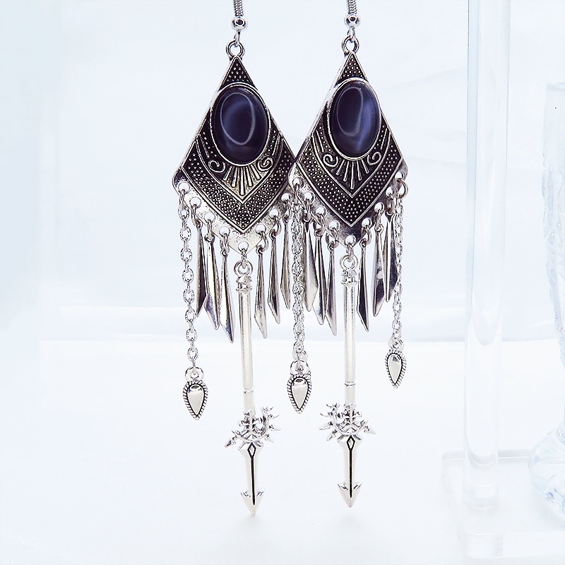 オリエンタル調ピアス ブラックキャッツアイ(猫目石)とメタルタッセルとスピアーのロングピアス 槍 太刀 ゴシック サージカル可