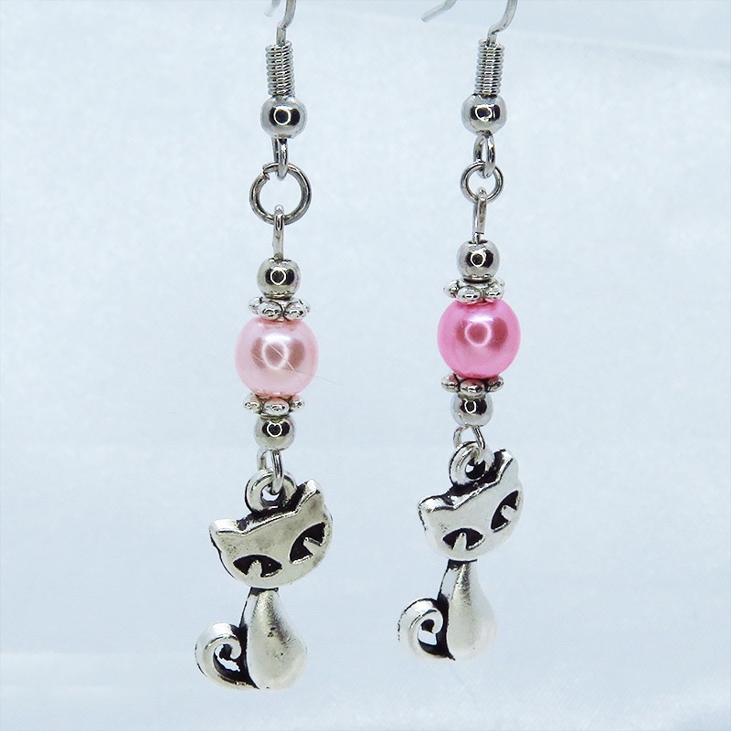 アンティークシルバーの猫モチーフと異なる2色のピンクのパールビーズをつなげた大人可愛いピアス