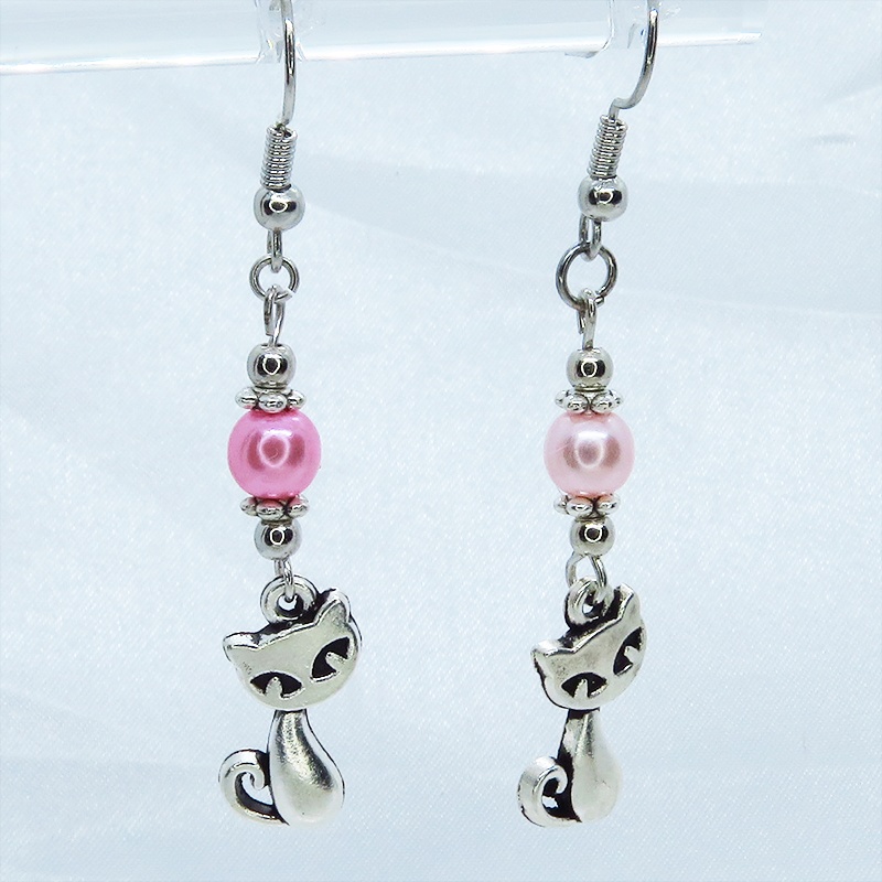 アンティークシルバーの猫モチーフと異なる2色のピンクのパールビーズをつなげた大人可愛いピアス