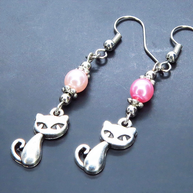 アンティークシルバーの猫モチーフと異なる2色のピンクのパールビーズをつなげた大人可愛いピアス