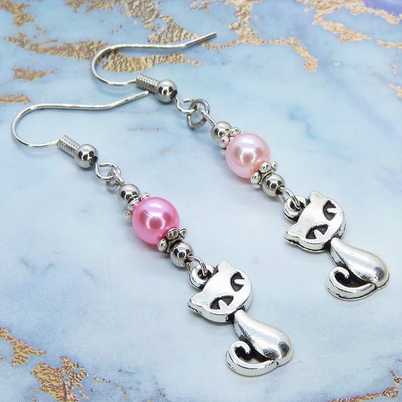 アンティークシルバーの猫モチーフと異なる2色のピンクのパールビーズをつなげた大人可愛いピアス